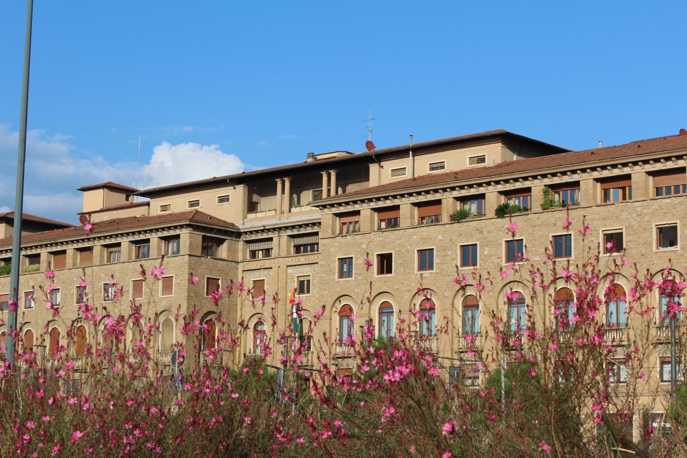HubFlorence - Palazzo storico in Piazza della Stazione con fioritura primaverile