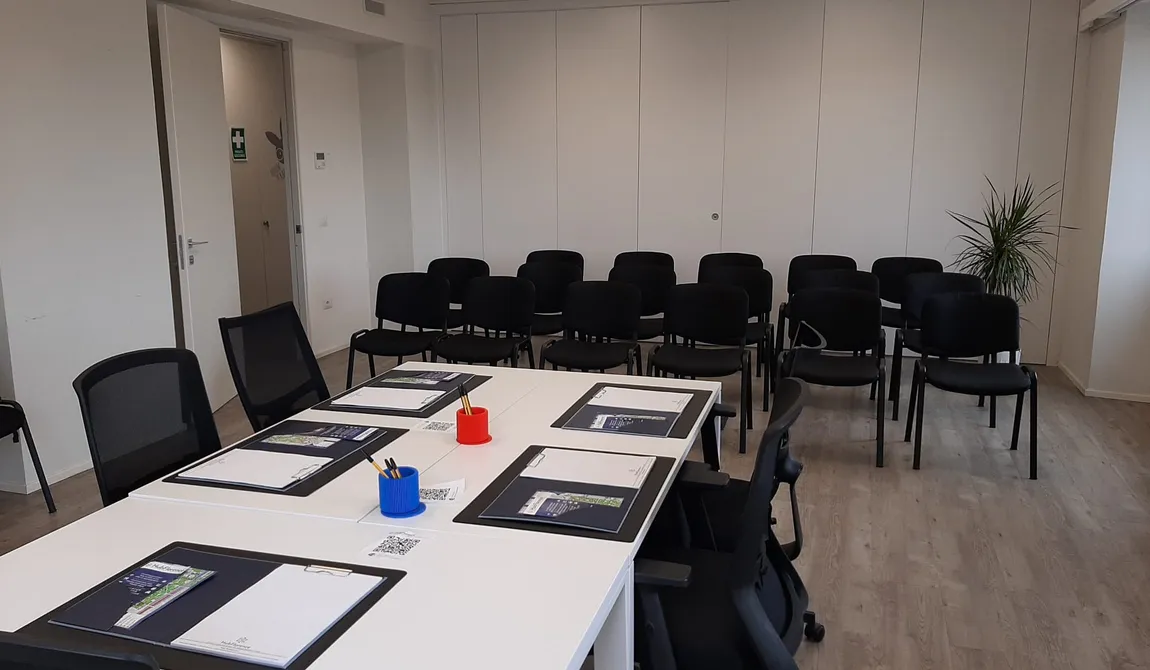 Immagine ufficio privato 40 MQ allestito a conferenza