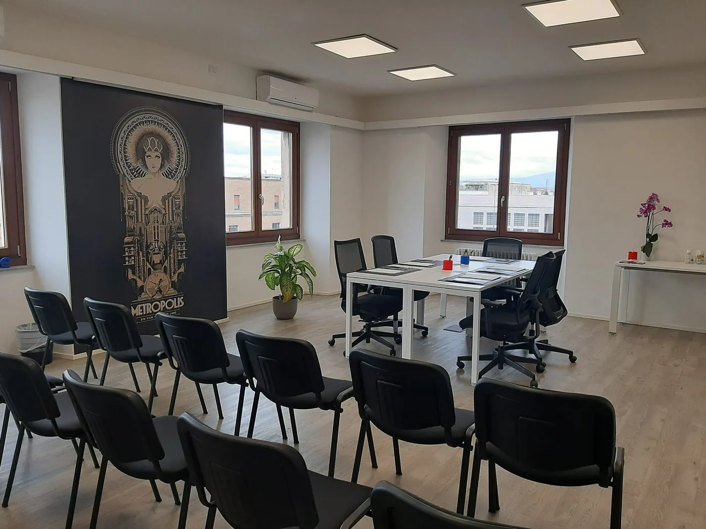 Sala eventi Hub Florence con tavolo centrale e luce naturale