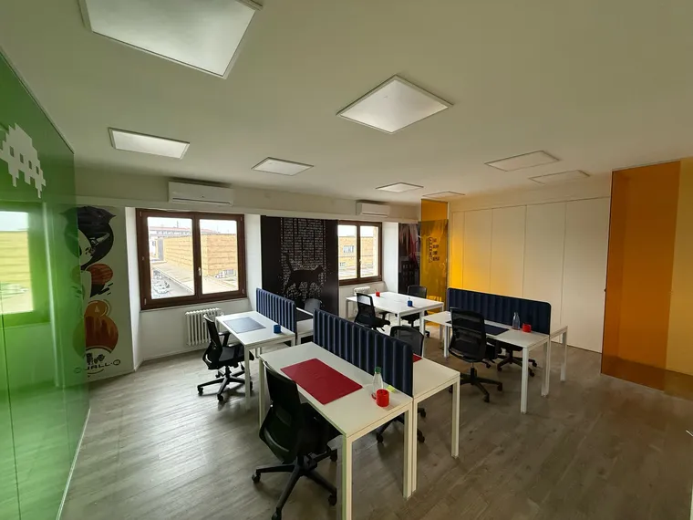 Dettaglio di una scrivania ergonomica nel coworking