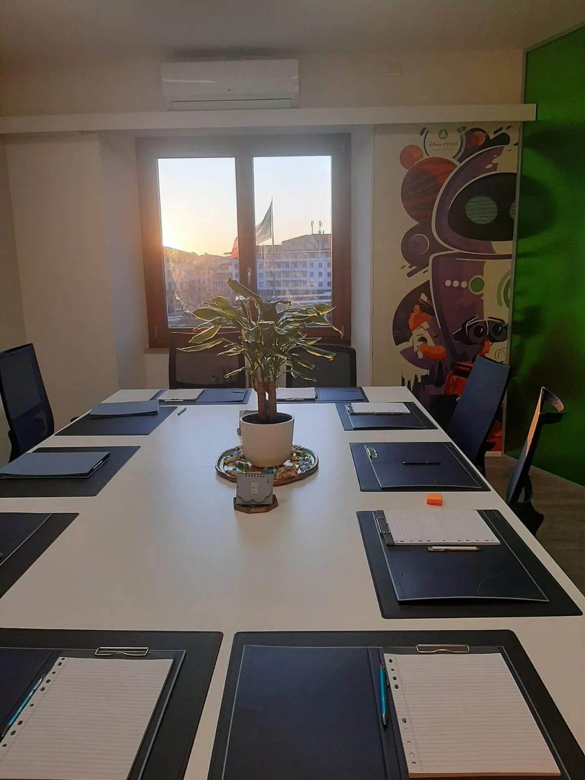 Tavolo della sala riunioni Hub Florence pronto per un meeting